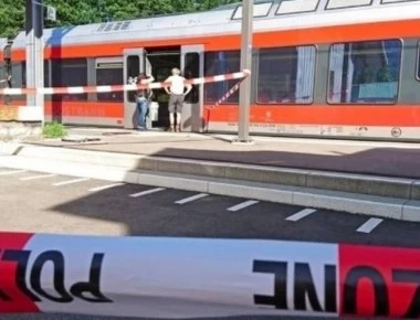 Ελβετία: Τρένο παρέσυρε αυτοκίνητο που είχε εγκλωβιστεί λόγω πάγου στις γραμμές (βίντεο)